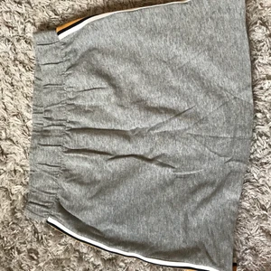 Kjol - En jättefin kjol med en gul rand på båda sidorna jätte fin men inte min stil. Pris kan diskuteras ❗️KIKA IN ANDRA PLAGG PÅ MIN PROFIL❗️