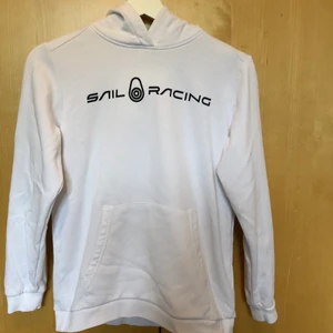 Sail racing hoodie strl 160  - Sail racing hoodie strl 160, knappt använd. Skriv för fler bilder köparen står för frakten. 