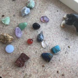 Kristaller - Skriv vilken du är intresserad av så säger jag pris :) 200 för alla tillsammans :)                                                               Rubin i fuschit är såld. Grön aventurine är såld. Karneolen är såld