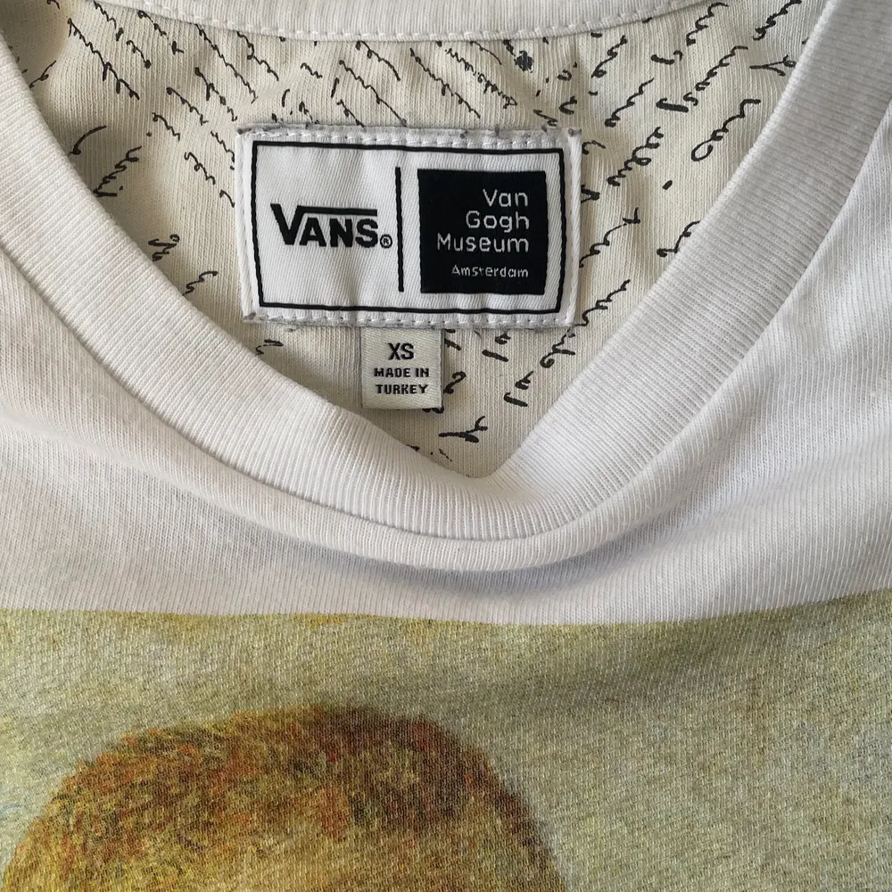 unik Vans x Amsterdam Van Gogh Museum collaboration tshirt💛🌻🌃🌌 Säljer för den kommer inte till användning längre. Köpt för 400 kr, oversized fit, storlek XS, jag brukar ha XS/S. Skriv pm om du har frågor, kan mötas upp i Kalmar. T-shirts.