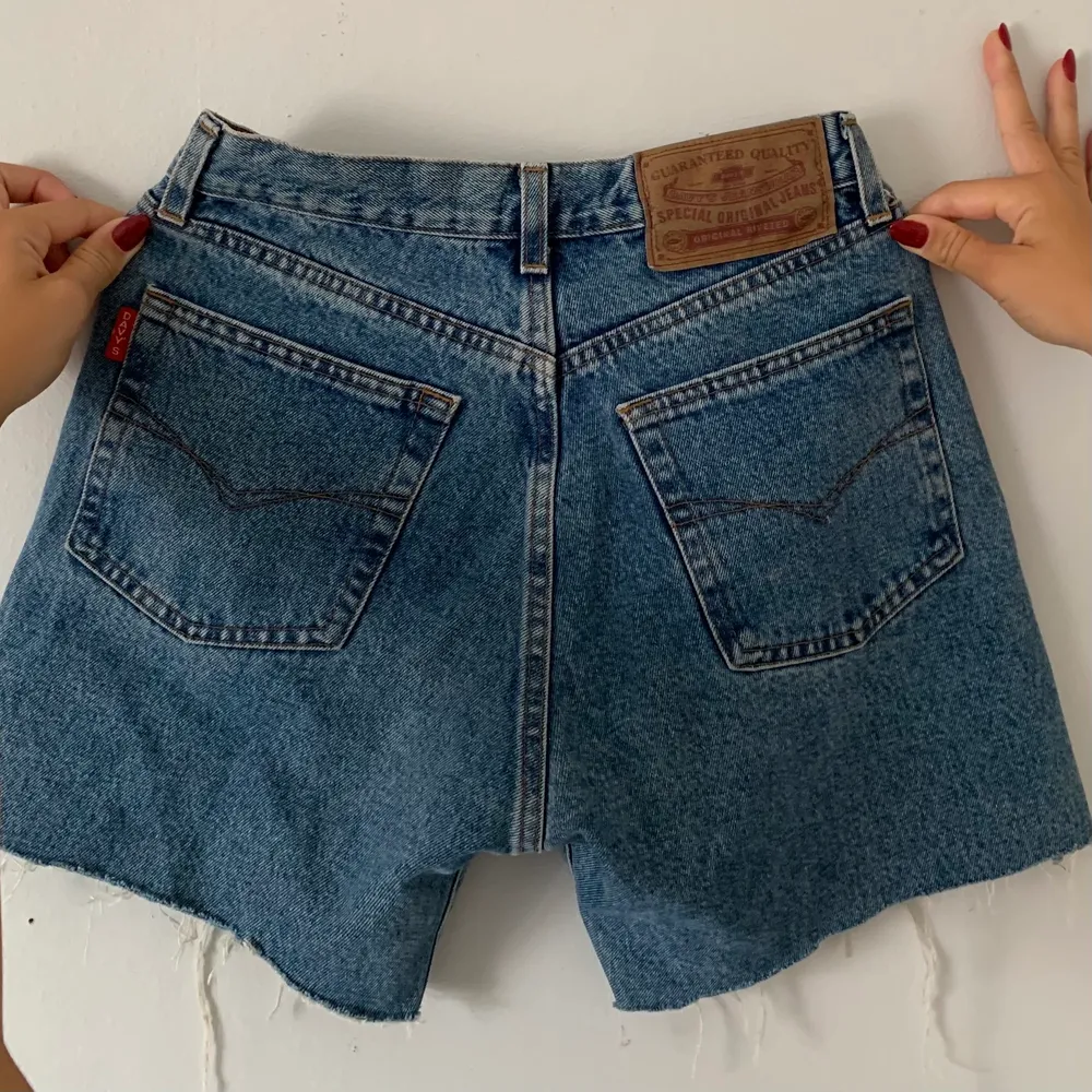 Skit snygga jeansshorts som tyvärr är för små:( står ingen storlek men skulle säga att dem är en XS/W 24/25!  Köparen står för fraktkostnaden😊. Shorts.