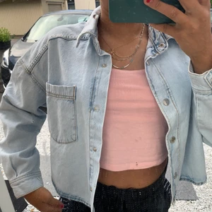 Jeans jacka oanvänd  - Helt oanvänd jeans jacka från ginatricot säljes för 200kr💓 nypris 400kr, super fin men kommer inte till användning, storlek M❤️