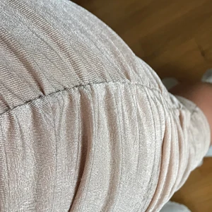 festlig kjol!!  - en fin kjol som jag säljer då den inte riktigt är min stil. gjord i glansigt tyg med coola sömmar på sidorna, aldrig använd.