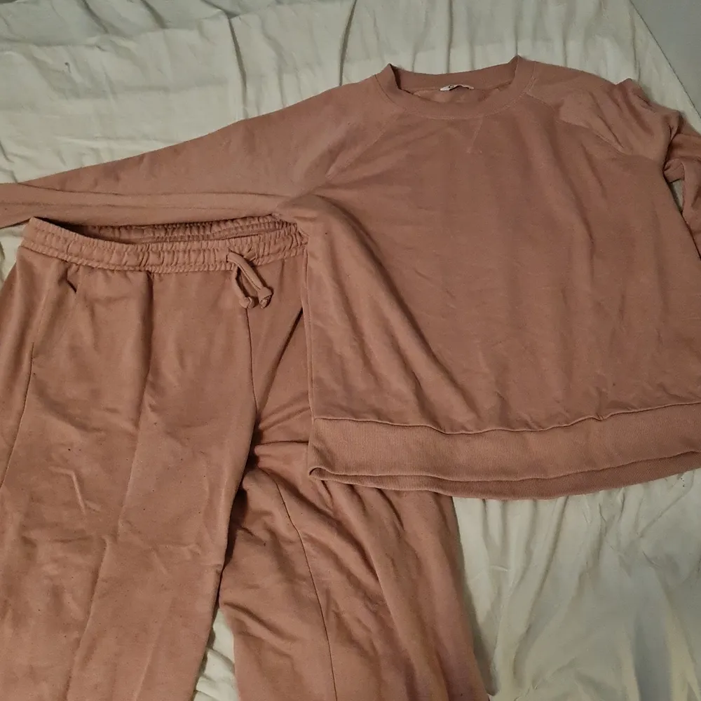 Mjukisset i rosa. använt fåtal gånger men har mesta dels bara legat i garderoben. Både tröjan och byxorna är i storlek L. Övrigt.