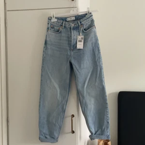 Mom jeans - Mom jeans med hög midja frpn mango. Aldrig använda. Storlek 36.  Köparen står för frakten