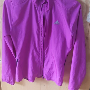 Lila adidas löparjacka - Tunn, snygg färg. Passar en M.