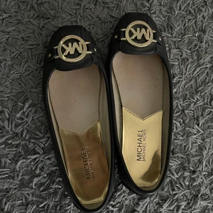Michael kors ballerina skor  - Snygga svarta ballerina skor från micheal kors. Äkta. Köpt för 1200kr. Säljer nu för ett otroligt billigt pris. Skorna är använda cirka 2 gånger. Säljer då jag tycker dem är för stora. Storlek 37. 