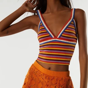 Zara topp - Virkad färglad topp från zara. Köpt på plick. Oanvänd av både mig och personen innan. Jättefin men har inte kommit till användning🥰 SLUTSÅLD PÅ HEMSIDAN