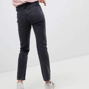 Gråa raka jeans från weekday i modellen LINE. Storlek: W26 L28. Pris: 200kr + frakt
