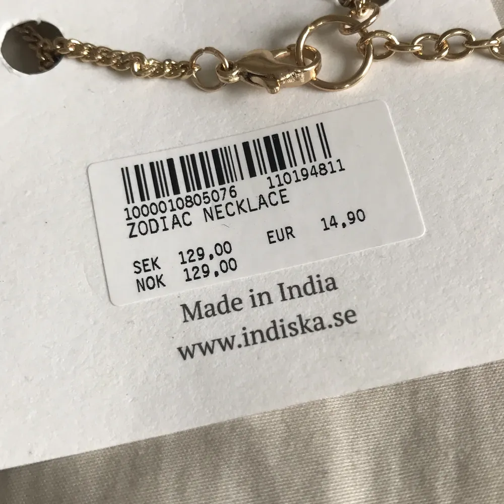 Säljer detta aldrig använda, guldiga zodiac halsbandet (nickeltestat) då jag inte längre kan lämna tillbaka det. Det är i vågens tecken 😊 Nypris: 129kr, mitt pris: 45kr + frakt ♎️ Totalt: 69kr. Accessoarer.