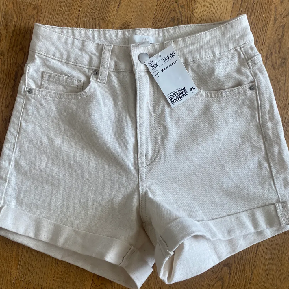 Helt nya beiga shorts från hm i stl. 34. Super snygga, har ett par själv. Favoriter! . Shorts.