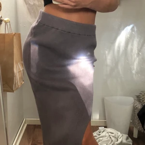 Mysig kjol från NA-KD  - En supermysig kjol i lila-grå färg som tyvärr aldrig kommit till användning. Därför hoppas jag den passar bättre på dig! Om du vill ha fler bilder eller har några frågor kan du skriva privat. Nypris 499 💓
