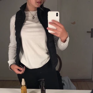 Väst - Jätte fin väst som matchar till nästan allt. Perfekt att ha till hösten!! Västen har inga hål eller fläckar. Skriv privat om du har några frågor eller vill ha mer bilder! storleken är XS men passar lika bra på mig som har S. Nypris: 300 🍁🍁🍁