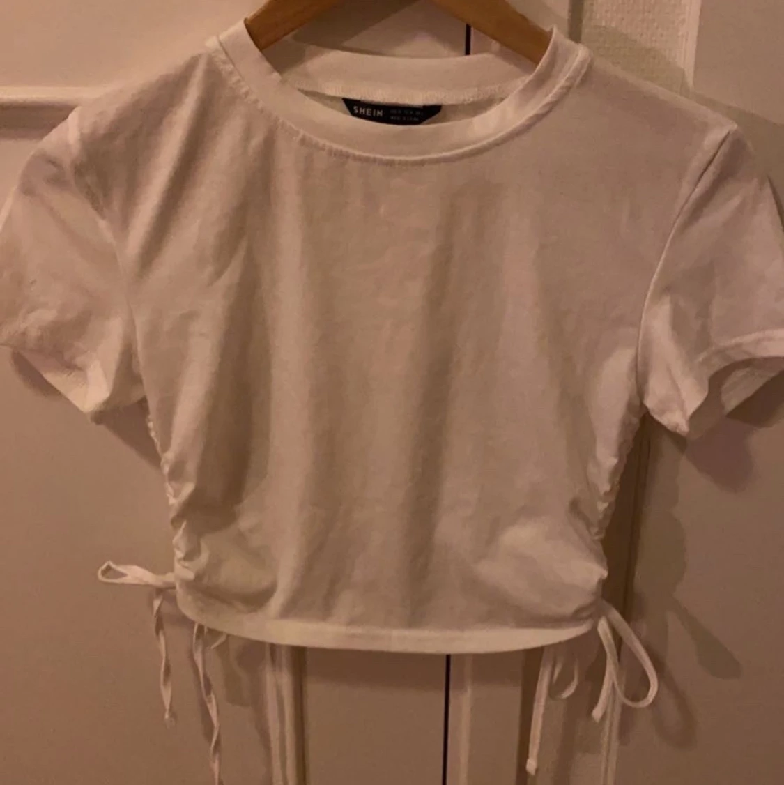 Topp med band på sidan