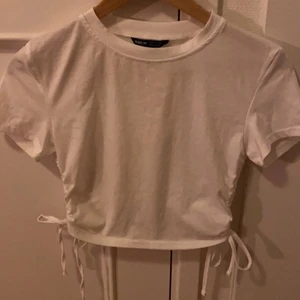 Topp med band på sidan - Säljer denna fina toppen från shein för att den var för liten. Aldrig använt. 