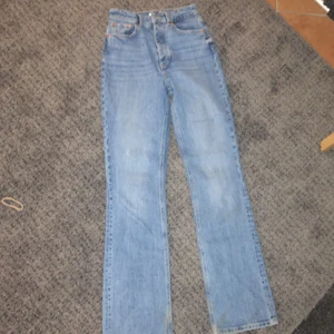 Zara flare jeans - Några  trendiga zara jeans. nästintill oanvända. spårbar frakt