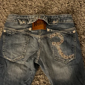 Skitcoola jeans från replay med nitar❤️‍🩹 - Lågmidjade jeans från replay med nitar på fickan! Midjan är storlek 25 och innerbenslöngden är 78cm