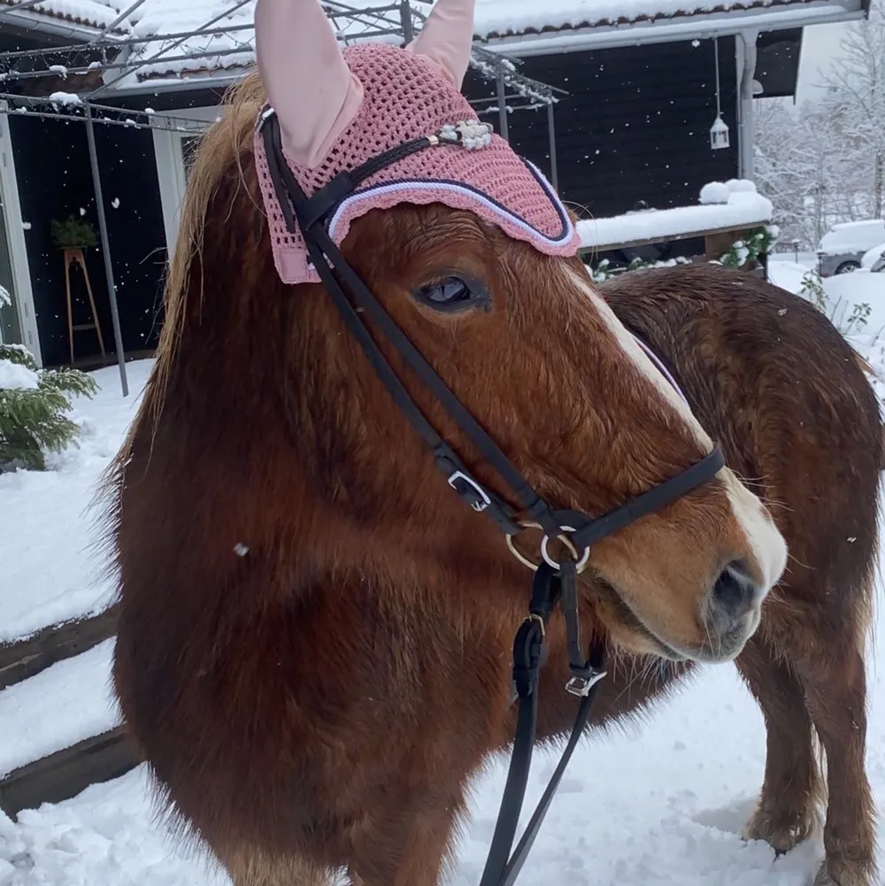 Säljer denna rosa huva i storleken full då den ej kommer till användning!!❤️. Övrigt.