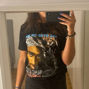 T-shirt - Säljer nu min knappt använda 2pac t-shirt!!