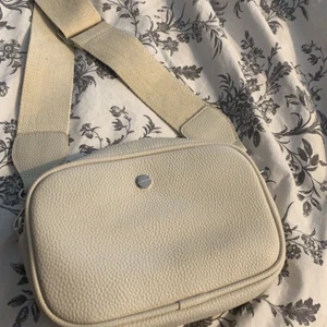 Väska - En liten väska som aldrig har kommit till anvpnding, den är jättefin och i nytt skick✨✨💕 pris kan diskuteras👌🏼