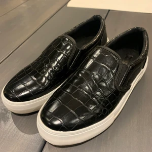 Skor från NA-KD - Säljer dessa slip ons från nakd då de är lite små för mig (strl är 39 men passar 38/38.5) . Aldrig använda utan bara testade!