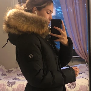 Hollies vinterjacka i nyskick. - Hollies vinterjacka i nyskick i storlek 38. Jackan är äkta och är köpt i Stockholm. Det är den varmaste finaste jacka jag har ägt, men kommer ej till användning och därför säljer jag den. Jag köpte den för 4800kr och säljer den för 3800kr priset kan diskuteras. Jag kan skicka flera bilder/videos vid intresse och köparen står för frakt. 