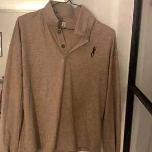 Tröja - Tröja brun/beige. Litet märke på bröstet. Fraktar endast. Köparen står för frakten 