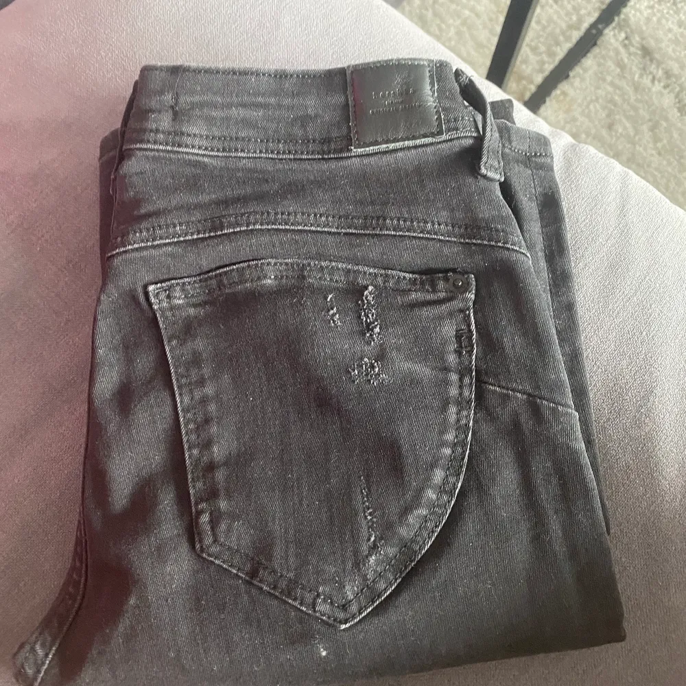 Svarta jeans från Bershka med lite slitning i modell Push up. Använda endast en gång! Köparen står för eventuell frakt💕. Jeans & Byxor.