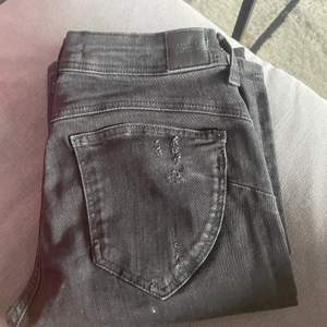 Svarta jeans från Bershka med lite slitning i modell Push up. Använda endast en gång! Köparen står för eventuell frakt💕