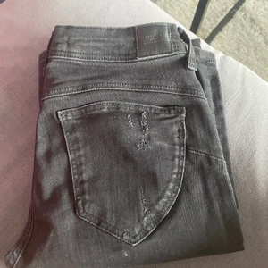 Jeans från Bershka - Svarta jeans från Bershka med lite slitning i modell Push up. Använda endast en gång! Köparen står för eventuell frakt💕