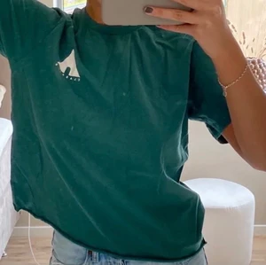 T-shirt med tryck på ryggan - Grön cool t-shirt med tryck på ryggen! 