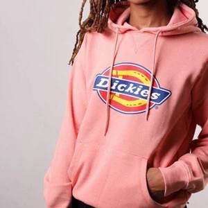 Dickies Hoodie flamingo strl M - Hoodien är oversized , passar därför alla mellan S-L. Använt ett fåtal gånger, i bra skick, köpte för 899kr, bilderna är tagna från internet. Kom i chatten om ni är intresserade och vill ha bilder jag själv tagit.