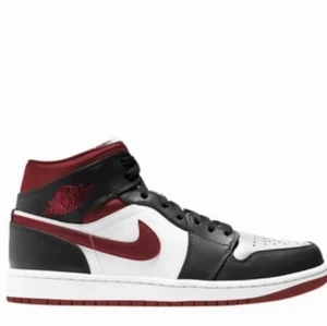 Jordans - Säljer dessa jordans i storlek 38 för endast 800 inklusive frakt! Kom privat för fler bilder! Säljer pga av att jag köpte fel storlek och nu står dom bara i min garderob och tycker dom borde användas! Orginal pris 2000! Kan mötas upp i Västerås!❤️❤️