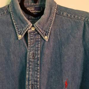 Jeans skjorta från Ralph Lauren i nyskick. Man stl M, perfekt för en oversized look. Betalning sker genom swish och köparen står för frakten😁