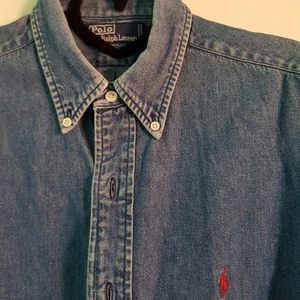Polo jeans skjorta - Jeans skjorta från Ralph Lauren i nyskick. Man stl M, perfekt för en oversized look. Betalning sker genom swish och köparen står för frakten😁