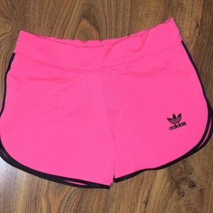 Adidas shorts  - Detta är ett bara rosa assists shorts me svarta detaljer och är i storlek S