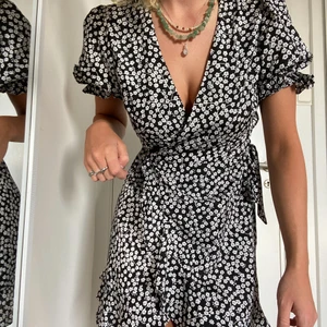 Blommig klänning  - Blommig klänning från okänt märke 