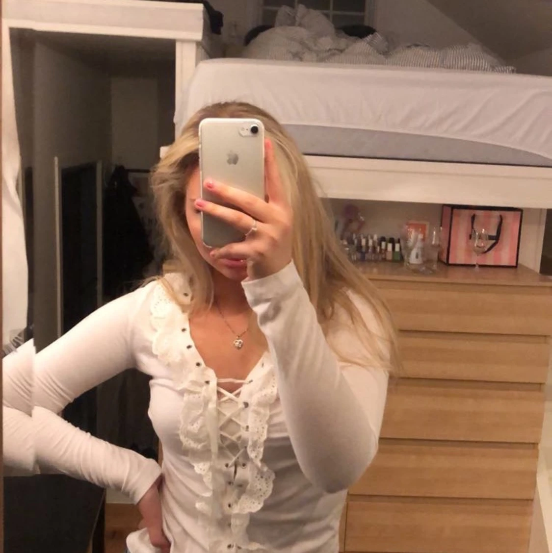 Vit tröja med snörning