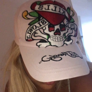 ed hardy keps - säljer nu denna för 350kr som var högsta budet, går dock att diskutera pris (:. får ej något svar från  budgivaren så tänkte att jag säljer den till någon annan! 💓 jättesnygg keps i bra kvalitet, aldrig riktigt använd