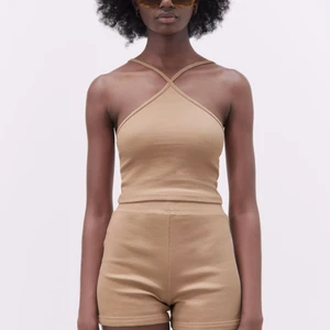 Beige topp frpn zara - Säljer min beiga topp från zara som är superpoppis, den är helt ny och har aldrig används dock har jag klippt bort prislappen men den är helt oanvänd. Säljer den pga att den aldrig kommer till användning, den är i stl L. Nypris är 69 kr.