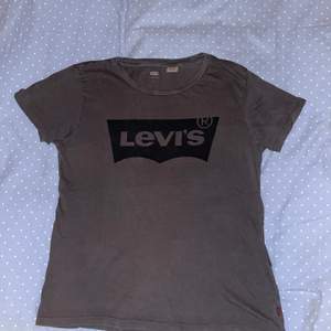 Levis T-shirt strl M khakigrön