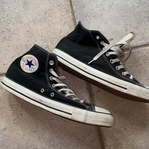 Svarta Herr converse - Dessa snygga converse är nästan aldrig använda i strl 44/45🖤 dem är äkta och köpta för längesen i USA. säljes pågrund av att min pappa aldrig använt dem☺️