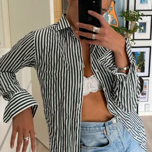 Randig skjorta  - Grön & vit randig skjorta från The Shirt Factory. Fint skick!