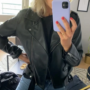 Oversized skinnjacka från Zara. - Svart i skinnimitation från Zara. Skärp i midjan. Aldrig använd. Storlek 42, passar även för de med storlek 38-40z