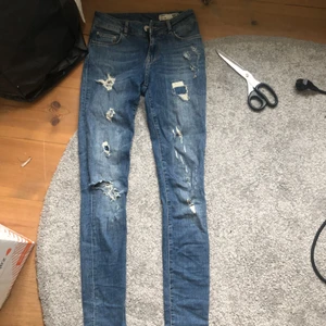 Mörkblå jeans med slitningar - Ett par blå skinnyjeans från lager 157, storlek xs. 60kr + frakt💙🔥