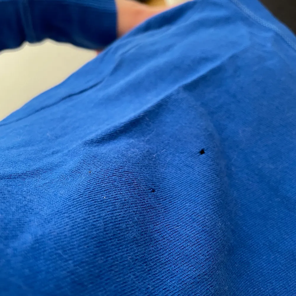 En väldigt fin blå tröja från abercombie & fitch. Den har två små hål som inte syns när man har på sig tröjan. Storlek s men skulle säga att den mer är xs☺️. Toppar.