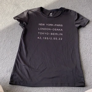 Träningströja stl XS - Svart träningströja med tryck, bra begagnat skick. Djur- och rökfritt hem.