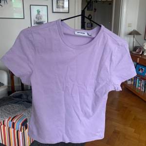 Jättefin ljuslila  t-shirt ifrån Weekday, Helt ny!  i strlk xs, lite kortare i modellen 💕 råka köpa fel storlek 