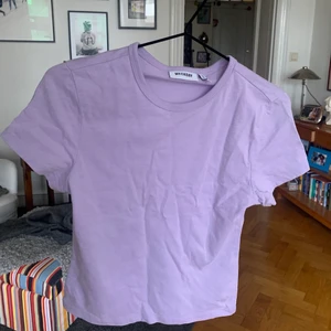 WEEKDAY t-shirt  - Jättefin ljuslila  t-shirt ifrån Weekday, Helt ny!  i strlk xs, lite kortare i modellen 💕 råka köpa fel storlek 