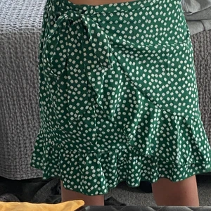 Grön blommig kjol, storlek S - Den är jättefin och inte genomskinlig! Så fin till nåt vitt linne 💞